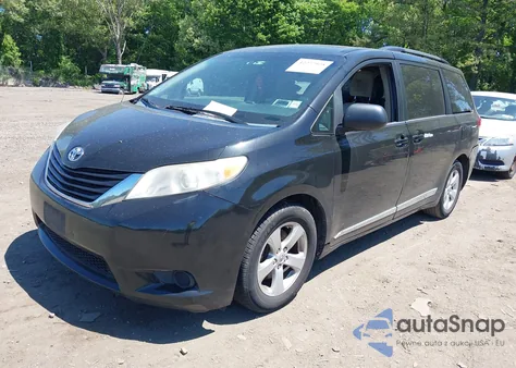 2014 Toyota Sienna Le V6 8 Passenger z USA, uszkodzony, nr VIN 5TDKK3DC6ES453200